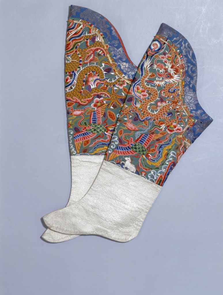 图片[1]-Green yarn embroidered with dragon and phoenix pattern, rice bead high cotton socks-China Archive